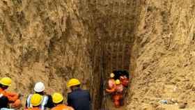 El túnel paralelo que los equipos de rescate habían excavado para rescatar al niño.