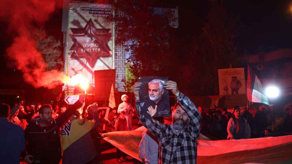 Iraníes celebran en las calles de Teherán el ataque contra Israel, en la noche del sábado.