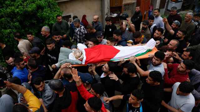 Cientos de palestinos durante un funeral en Cisjordania este sábado.