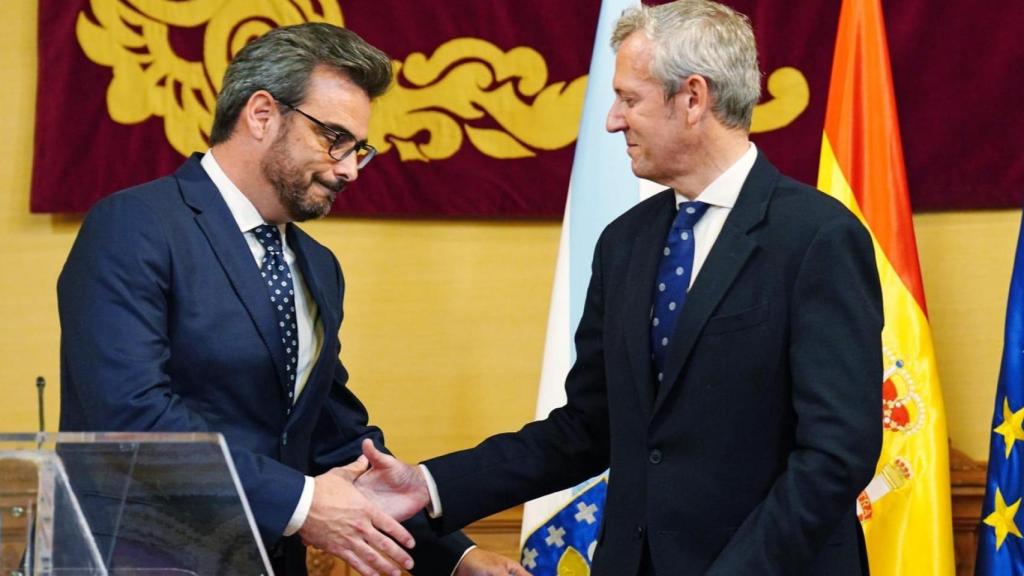 Diego Calvo y Alfonso Rueda se saludan en un acto institucional.