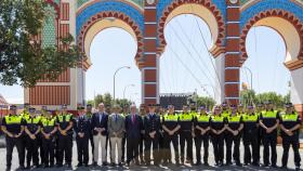 Los agentes tutores de la Policía Local posan delante de la portada de la Feria.