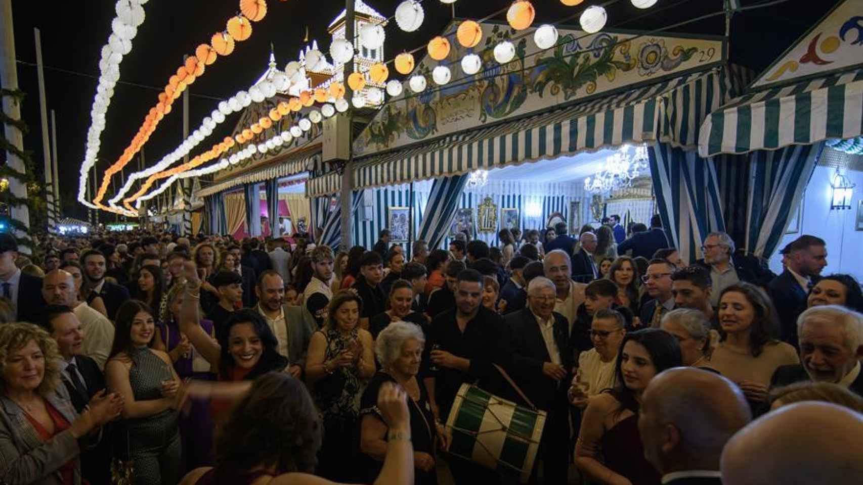 En imágenes, la cena del 'pescaito' inaugura la primera noche masiva en la Feria de Sevilla