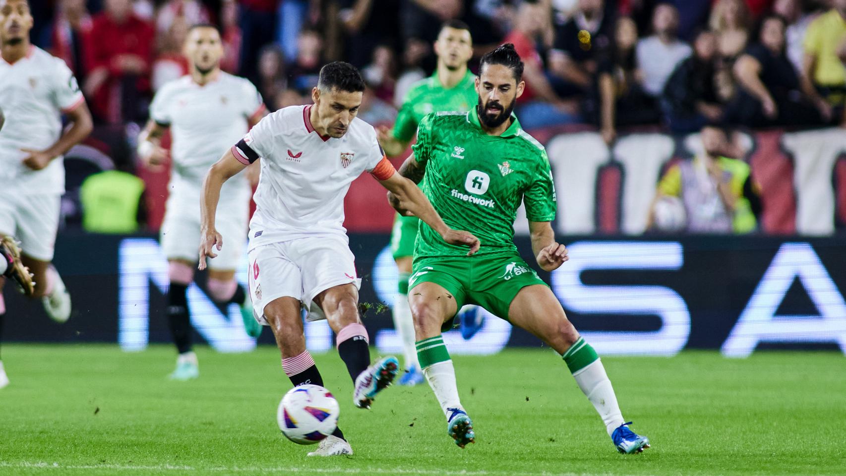 Jesús Navas e Isco, durante un lance de juego en el derbi de la primera vuelta.