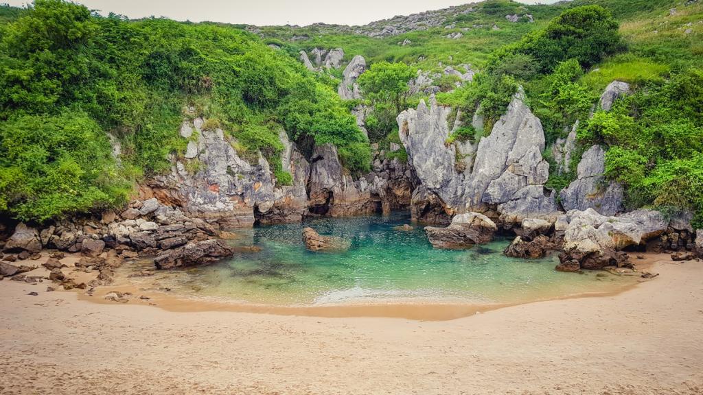 Playa de Gulpiyuri, en Asturias.