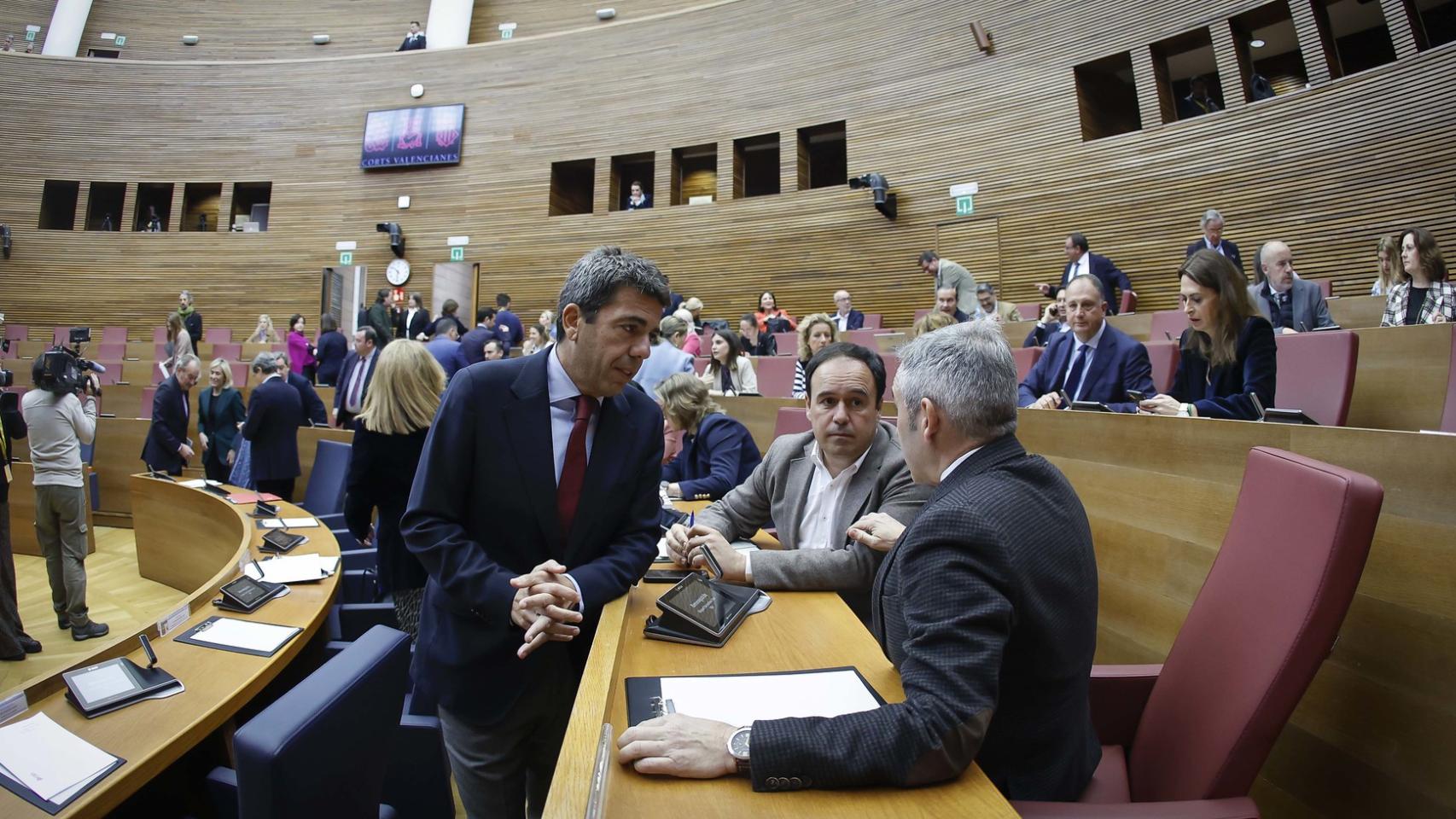 Carlos Mazón con sus portavoces en las Cortes Valencianas.