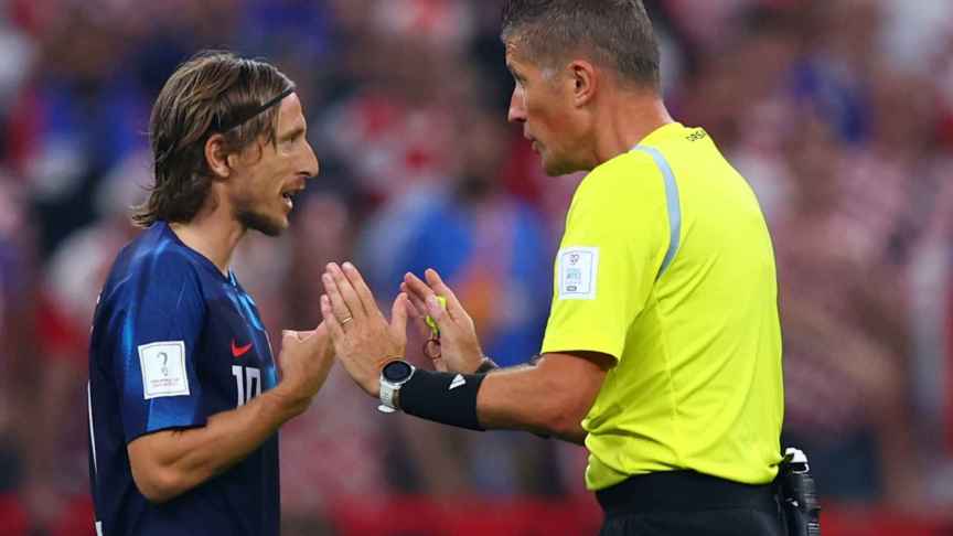 Luka Modric discute con el árbitro Daniele Orsato durante el Mundial de Qatar