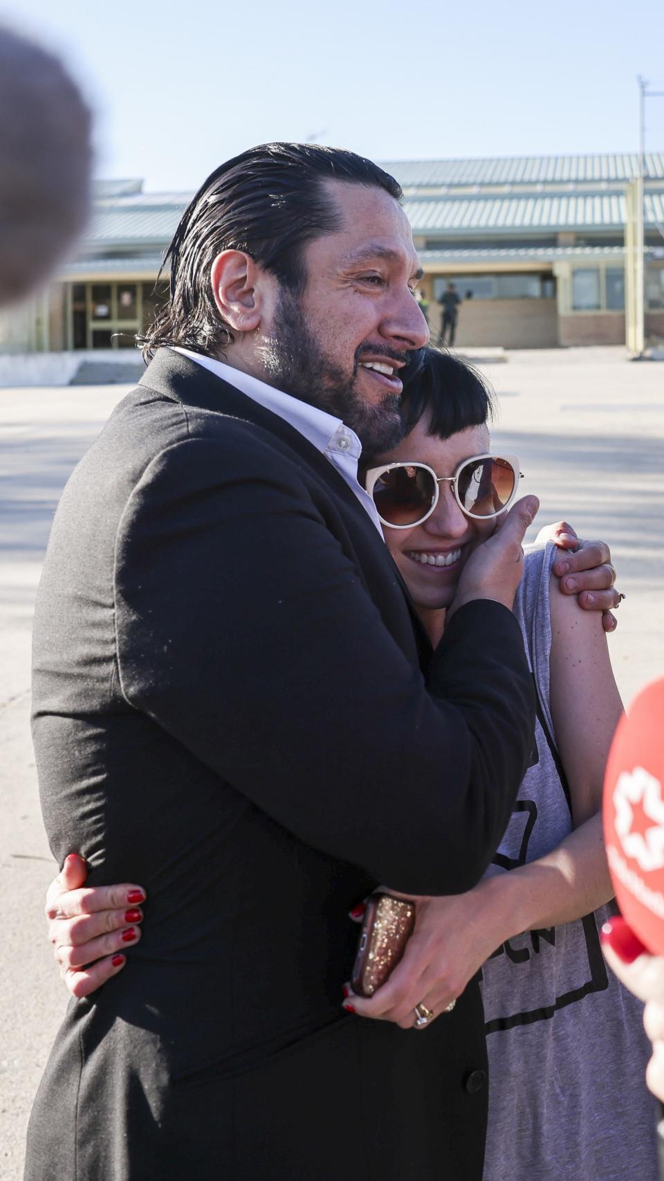 Rafael Amargo, abrazando a su pareja, el pasado viernes, día 12.