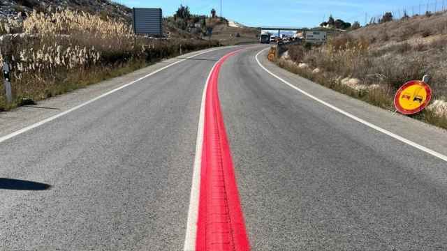 Línea roja continua en las carreteras españolas