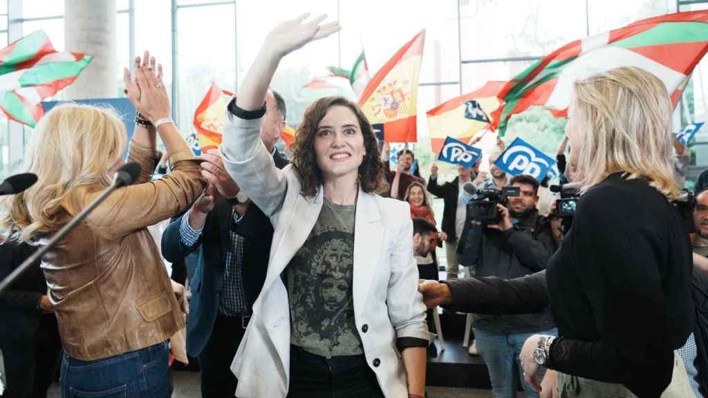 La presidenta de la Comunidad de Madrid y candidata del PP a la reelección, Isabel Díaz Ayuso (c), durante un acto de campaña del Partido Popular, en Euskalduna Bilbao, a 19 de mayo de 2023