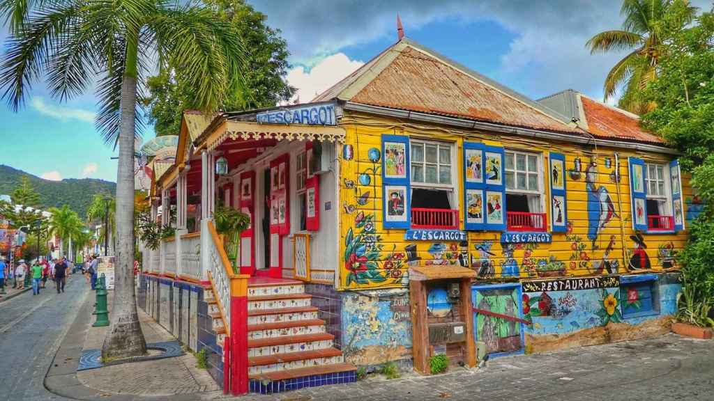 La gastronomía en St. Maarten ofrece  platos tradicionales caribeña, alta cocina francesa  o la comida callejera holandesa.