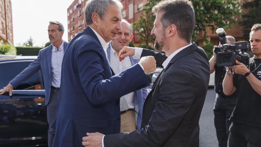 El secretario general del PSOECyL, Luis Tudanca, y el expresidente del Gobierno de España José Luis Rodríguez Zapatero saludándose