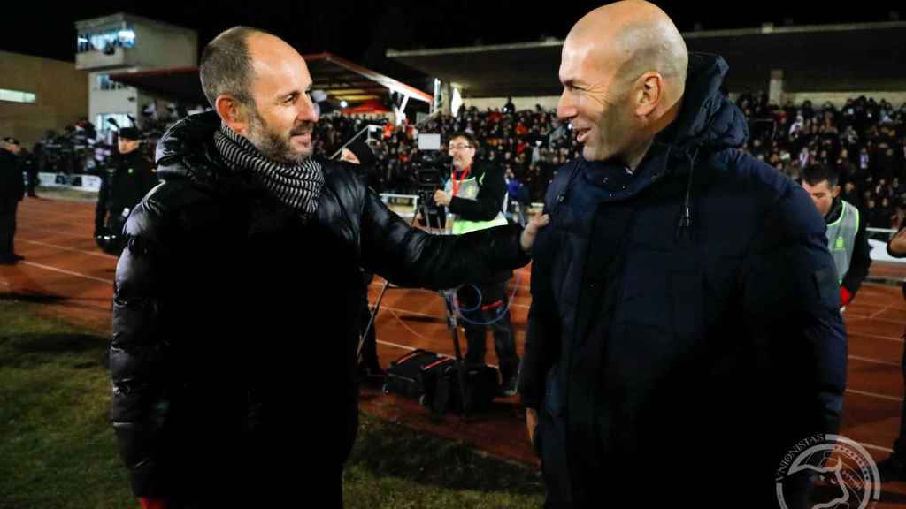 Jabi Luaces saluda a Zinedine Zidane en su etapa como entrenador de Unionistas de Salamanca.