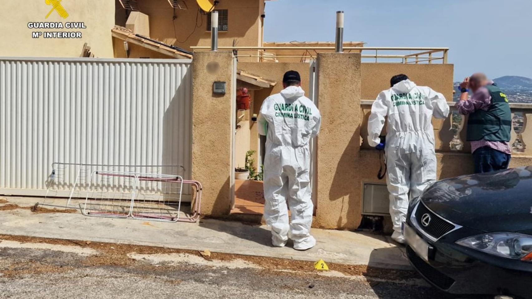 Un momento de la investigación este lunes en la urbanización de Calpe.