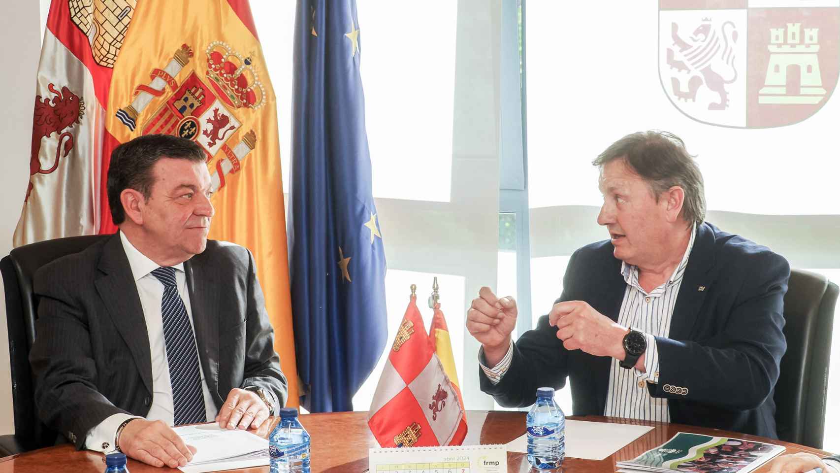El consejero de la Presidencia, Luis Miguel González Gago, con el alcalde de Brañosera, Jesús María Mediavilla