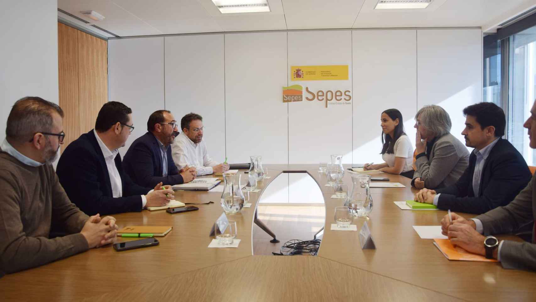 Imagen de la reunión del Ayuntamiento de Tordesillas con Sepes