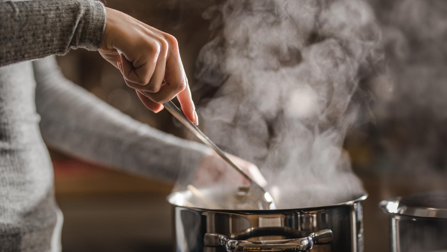 Una persona cocina una sopa.