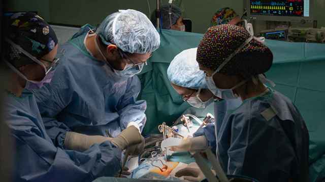 Médicos del Hospital Sant Joan de Deu realizan una operación.