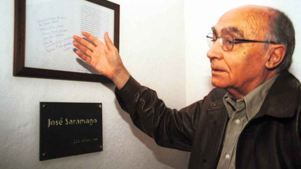 Saramago con su prólogo de 'La tonelería tradicional y los vinos de Canarias' de Juan José Otamendi.