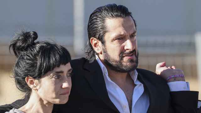 Rafael Amargo junto a su pareja sentimental, Luciana Bogniano, a la salida de prisión del bailaor.