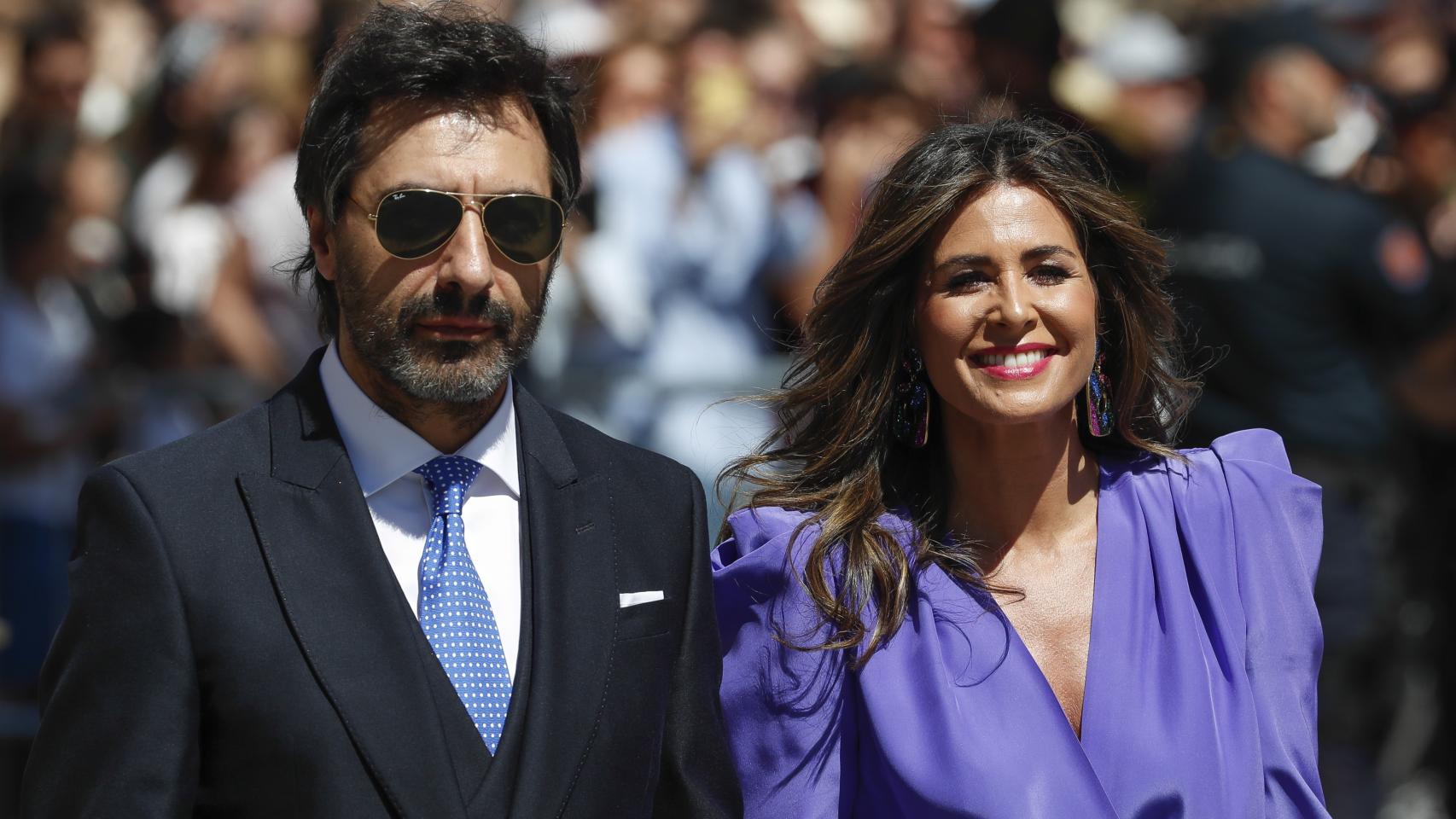 Juan del Val y Nuria Roca en la boda de Sergio Ramos y Pilar Rubio.