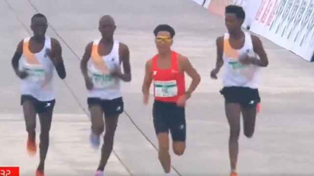 Controversia en la Media Maratón de Pekín: tres atletas africanos dejan ganar a un corredor chino