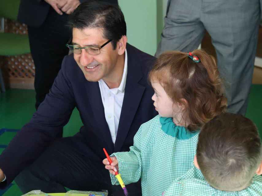 El vicepresidente segundo de la Junta, José Manuel Caballero, este lunes de visita en la escuela infantil Gallifantes de Poblete (Ciudad Real)