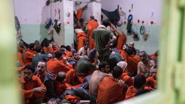 Presuntos miembros del Estado Islámico (EI) sentados en el interior de una prisión siria, a 17 de noviembre de 2019.