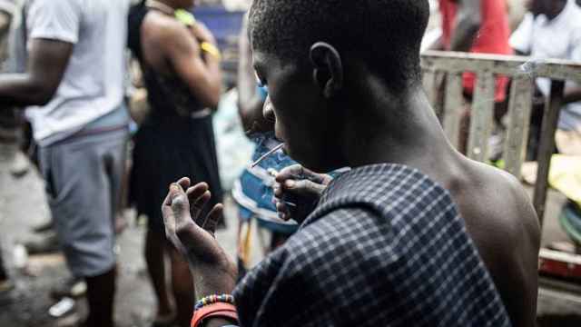 Un joven se mira la mano mientras fuma Kush, el 21 de junio de 2023.