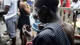 Un joven se mira la mano mientras fuma Kush, el 21 de junio de 2023.