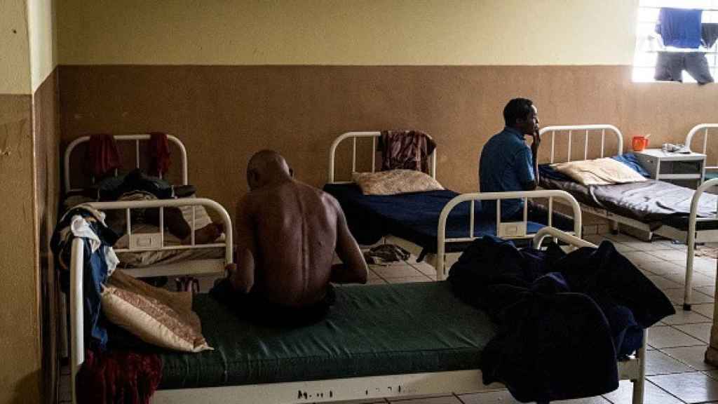 Dos adictos al kush en recuperación sentados en sus camas en el Hospital Mental de Kissy, el 22 de junio de 2023.