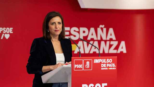 La portavoz del PSOE, Esther Peña, en una rueda de prensa en la sede de la formación en la calle Ferraz.