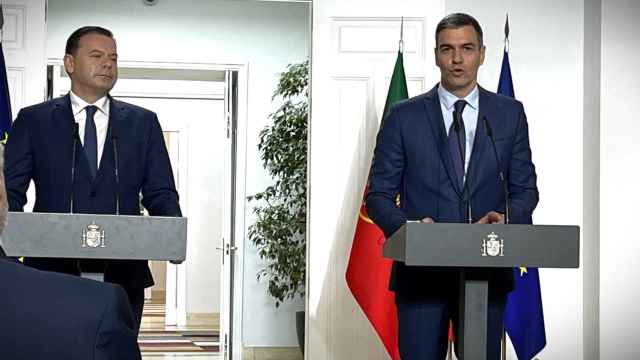 Luís Montenegro, primer ministro de Portugal, junto a Pedro Sánchez, presidente del Gobierno, este lunes en Moncloa.