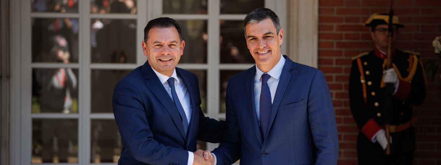 Pedro Sánchez recibe al primer ministro de la República de Portugal, Luís Montenegro.