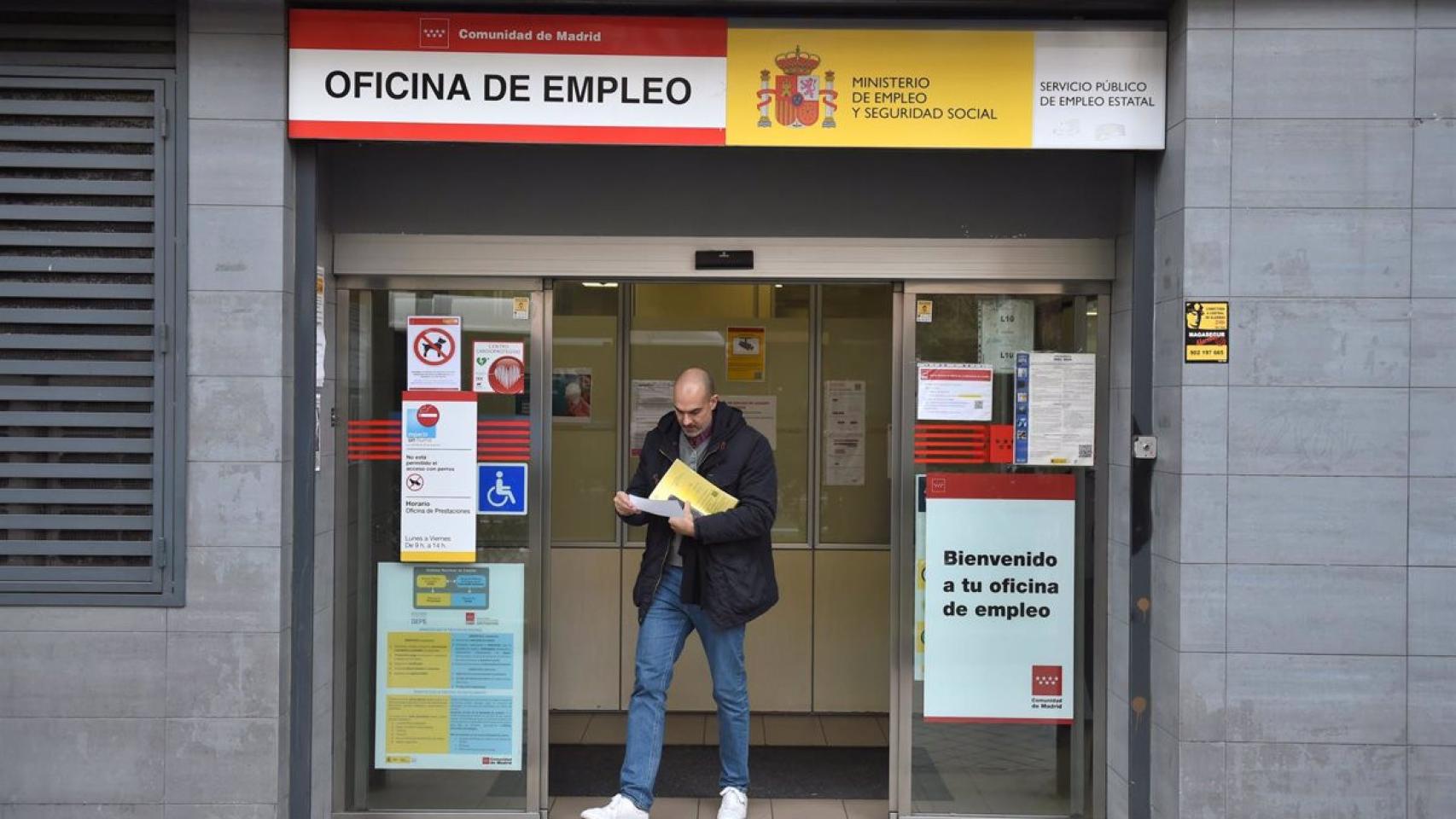 Imagen de archivo de un hombre saliendo de una oficina de empleo de Madrid.