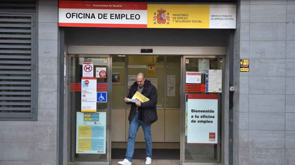 Imagen de archivo de un hombre saliendo de una oficina de empleo de Madrid.