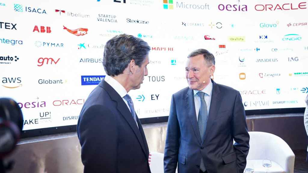 Ángel Simón, CEO de CriteriaCaixa, saluda a José María Álvarez-Pallete, presidente de Telefónica, durante el Wake Up, Spain!