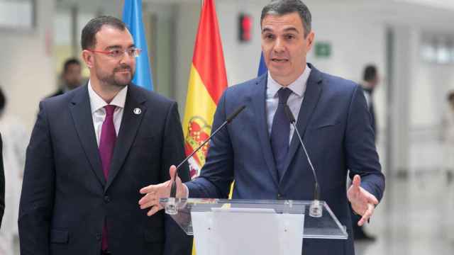 El presidente del Gobierno de España, Pedro Sánchez, junto al presidente del Principado de Asturias, Adrián Barbón.