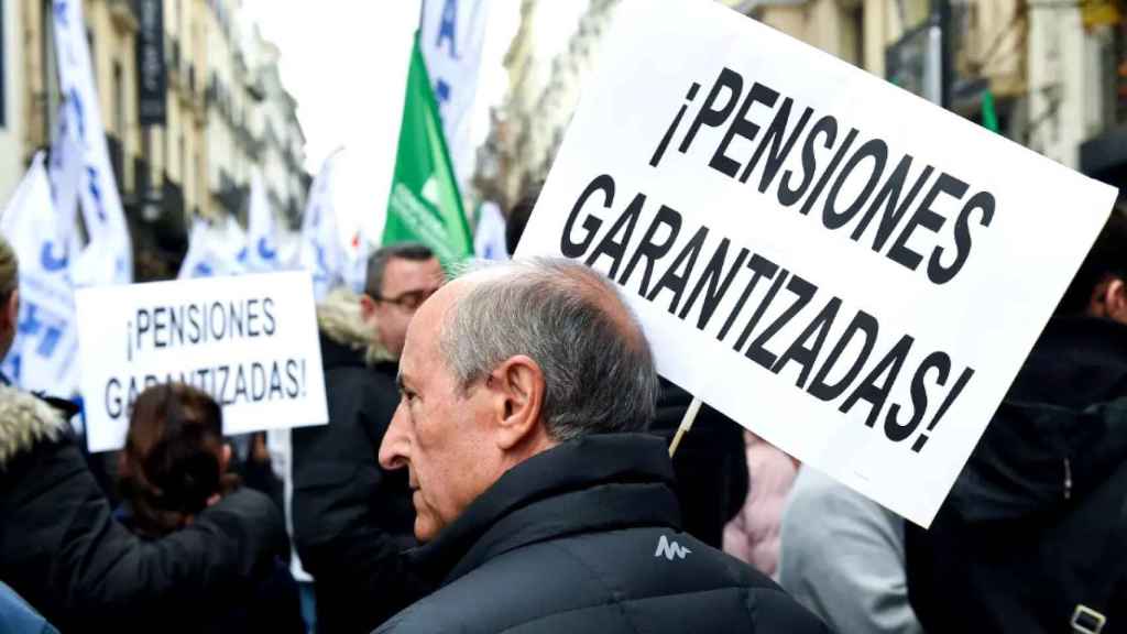 Un hombre en una marcha a favor del blindaje de las pensiones en Madrid.
