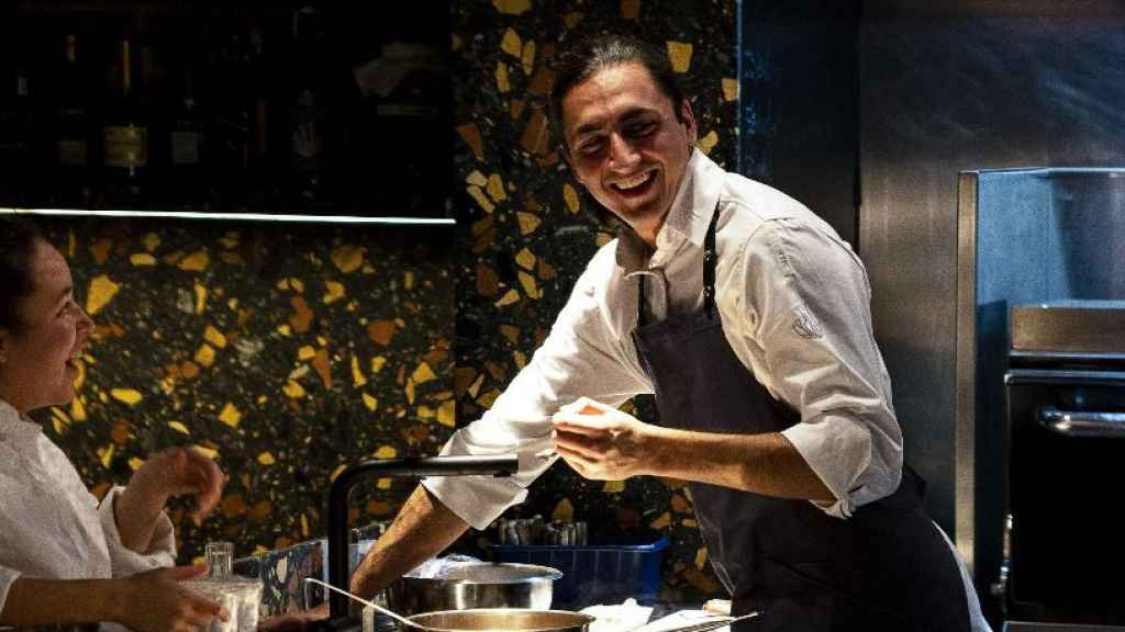 Juan D'Onofrio, el chef más joven recomendado por la Guía Michelin, en la cocina de su restaurante Chispa Bistró (calle Barquillo, 8).