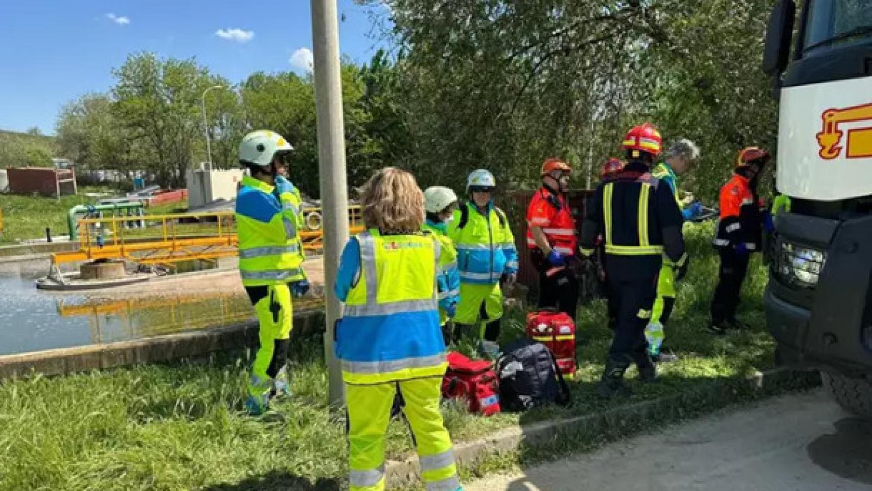 Sanitarios y bomberos en la depuradora Arroyo El Plantío de Majadahonda.