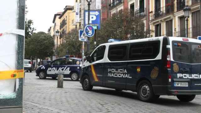 Furgón de la Policía Nacional circula por Lavapiés.