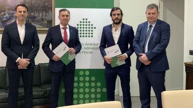 La directiva de AVVAPro y el Consejo Andaluz de Colegios de Administradores de Fincas tras firmar el acuerdo.