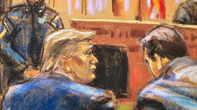 Trump y su abogado se sientan ante el juez en un boceto de la sesión del lunes.
