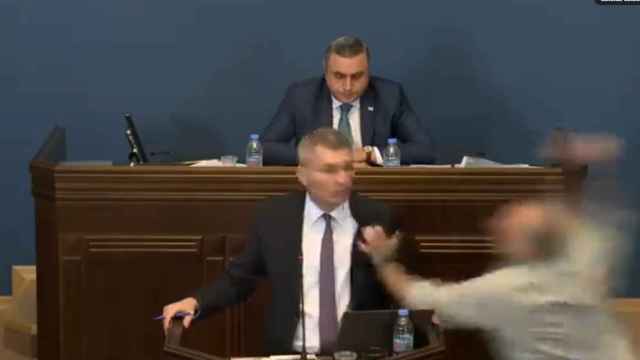 Una sesión parlamentaria en Georgia acaba con un diputado dando un puñetazo a otro.