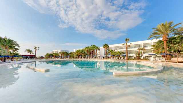 Esta playa de Ibiza es una de las mejores: los tres hoteles para disfrutar de este paraíso