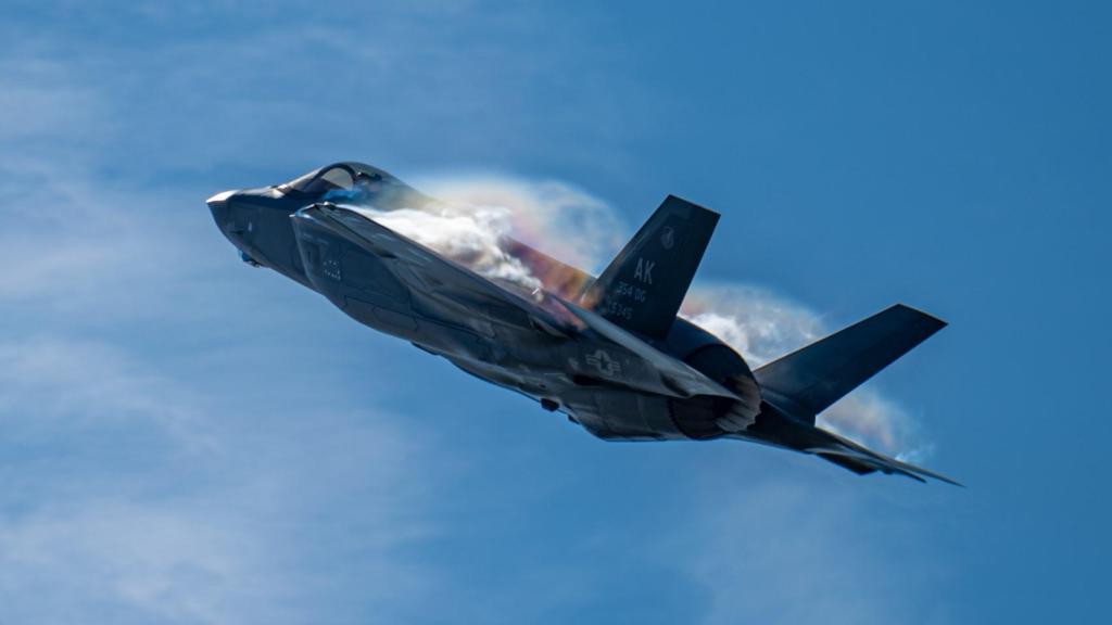 Caza F-35 despegando