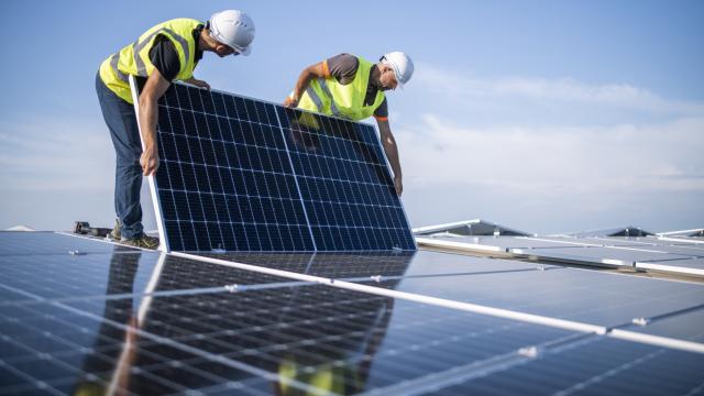 Dos ingenieros instalando un panel solar.