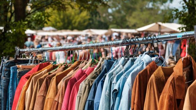 Puesto de ropa en un mercadillo