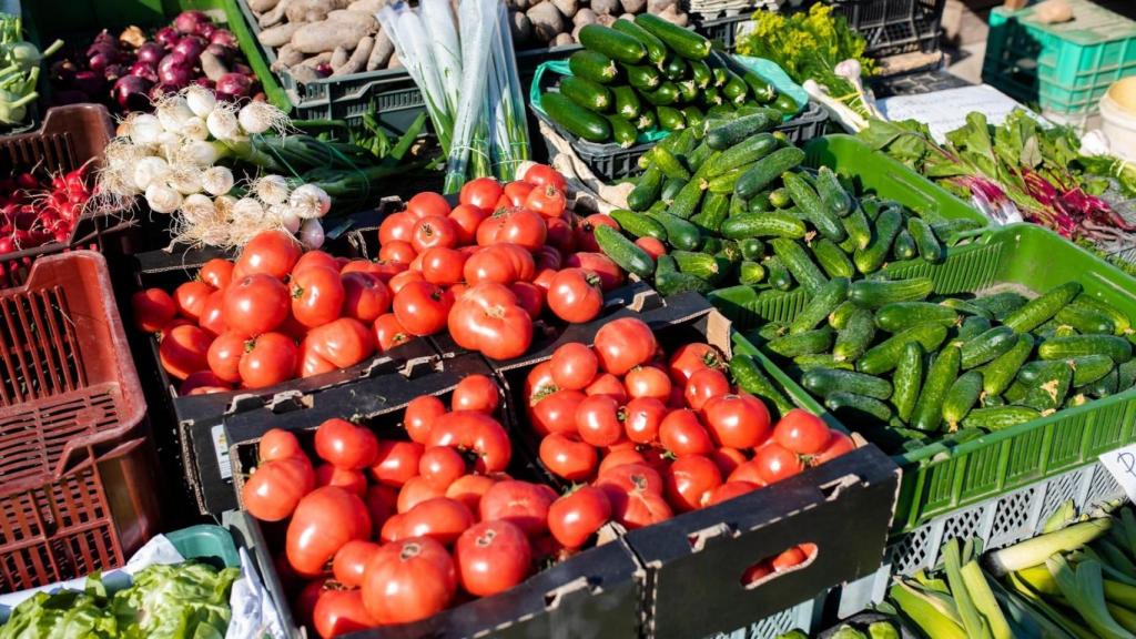 Puesto de verduras en un mercadillo ambulante