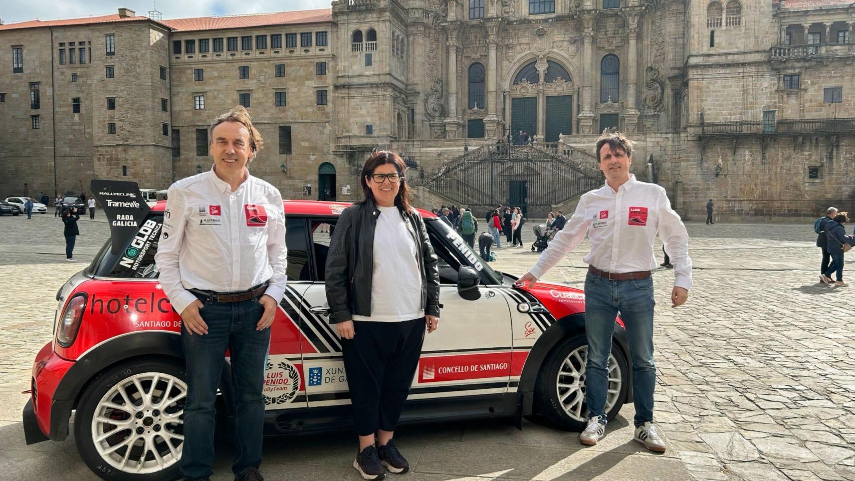 El piloto compostelano Luis Penido, en la Plaza del Obradoiro.